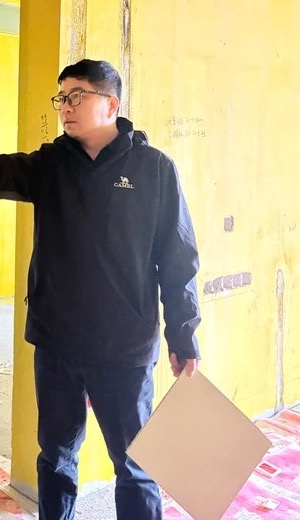 刘工长在武汉装修工地现场交底